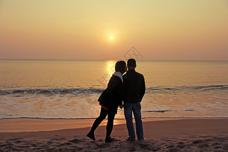 海边的浪漫恋人高清图片