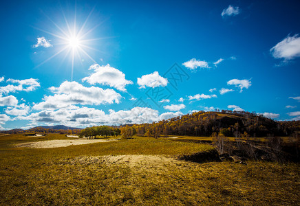 秋天的木兰围场蓝天白云背景图片