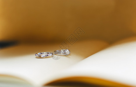结婚照片书上的戒指背景