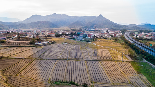 富饶土地秋收后的田园背景