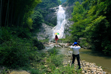 小溪竹林瀑布下拍摄的情侣背景