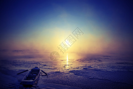 落日下冰封的湖面背景图片