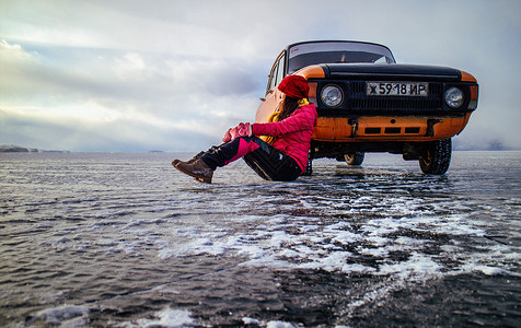 冰面上古董汽车与美女背景图片