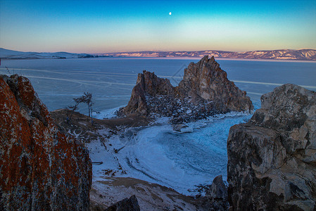 贝加尔湖结冰冬季贝加尔湖上的岩石小岛背景