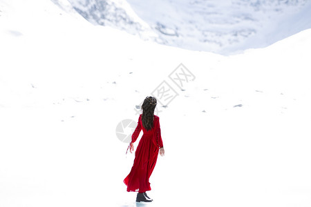 雪中的红衣女子图片