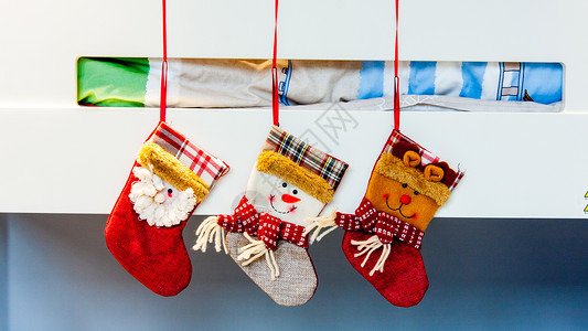 冬天素材卡通挂在床上圣诞袜子背景