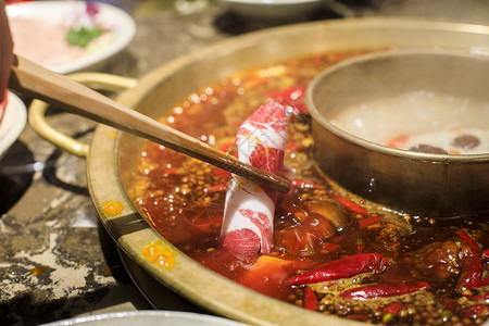 很有特色的红条中国特色美食火锅背景