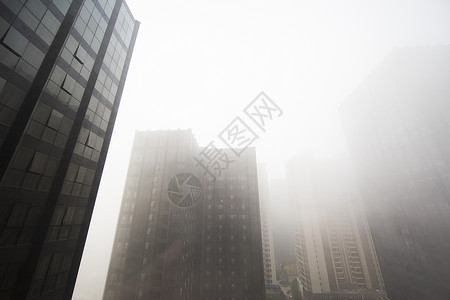大雾下的商务楼高清图片