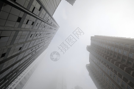 大雾下的商务楼背景图片