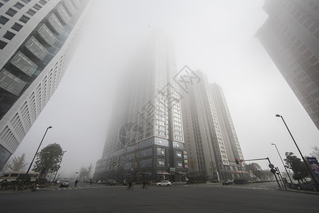 侧立大雾下的商务楼背景
