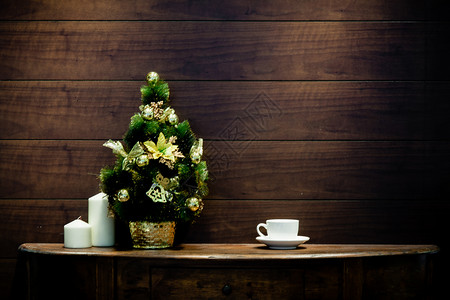 实木橱柜上的圣诞树高清图片