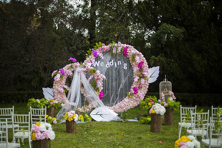 绢花团扇草坪婚礼布置背景