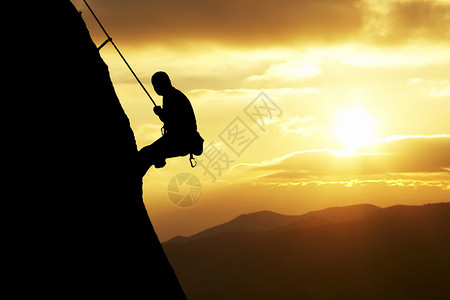 向上攀岩攀登悬崖的人设计图片