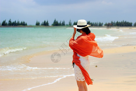 海滩女海边沙滩上的少女背景