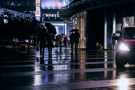 雨中街道雨中打伞的路人背景