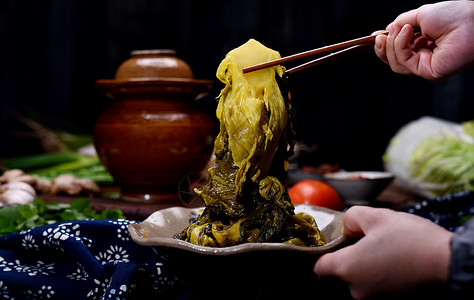 酸菜老坛腌制的高清图片