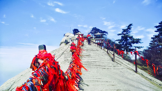 登山的人图片