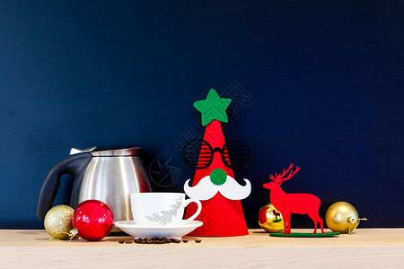 蓝色的彩带创意圣诞装饰和咖啡壶背景