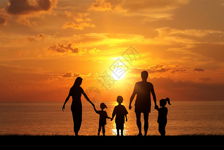 夕阳下的家庭剪影背景图片
