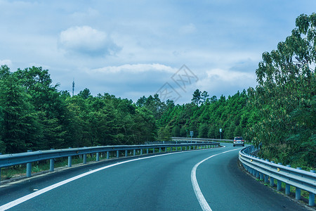 高速公路汽车行驶的公路高清图片