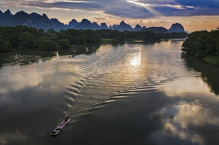 光射桂林山水背景