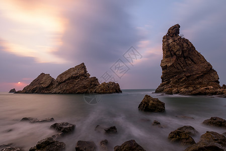 帆船形状的海边礁石背景图片