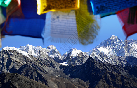 喜马拉雅天梯经幡雪山背景