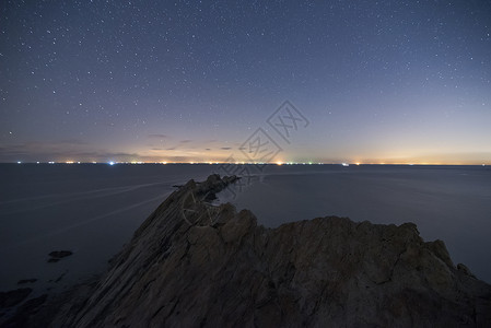 阳光下海星银河星空下的大海背景