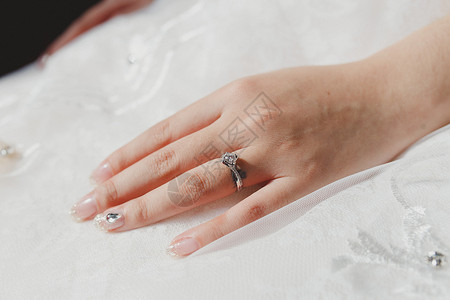 带戒指的手带钻戒新娘的手背景