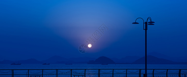 月亮船海上明月背景