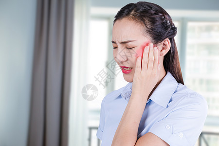 捂住耳朵牙疼的女性设计图片