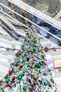 商场圣诞节圣诞树装扮背景图片