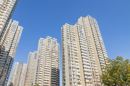 居住楼房蓝天下的居民楼背景