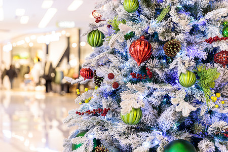 商场圣诞节圣诞树装扮背景图片