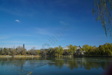 北京初冬的湖边图片