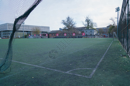 冬天大学的球场背景图片