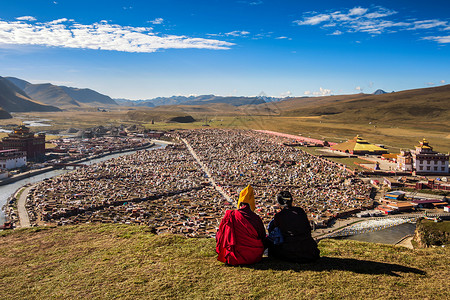 拉文纳姆僧人俯瞰亚青寺背景