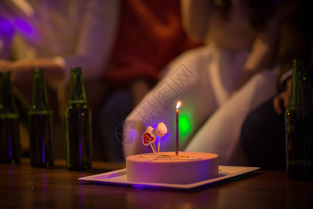 点着蜡烛的生日蛋糕高清图片