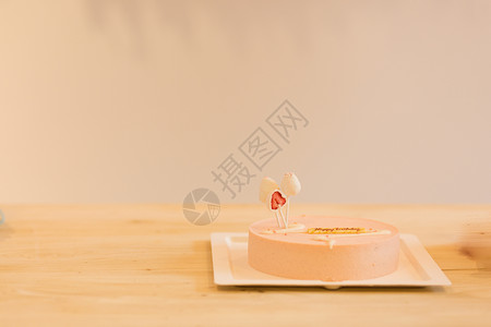 桌子上粉色的生日蛋糕高清图片