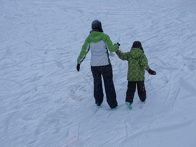 国外冬季素材国外下雪滑冰的人们背景