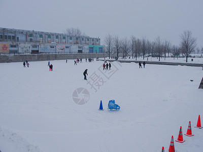 国外下雪滑冰的人们高清图片