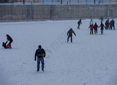 国外下雪滑冰的人们高清图片