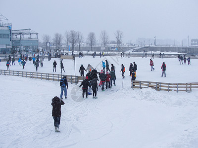 国外冬季素材国外下雪滑冰的人们背景