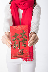新年女性手拿红包特写背景图片