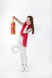 新年女性玩红鞭炮棚拍背景图片