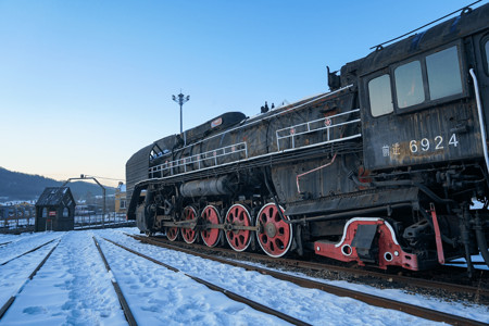 雪地上的火车高清图片