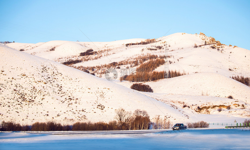 冬天内蒙阿尔山下行驶过的越野车图片