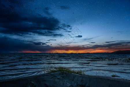 蓝色闪烁克鲁克湖夕阳星空摄影背景