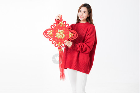 新年女性拿红色中国结图片