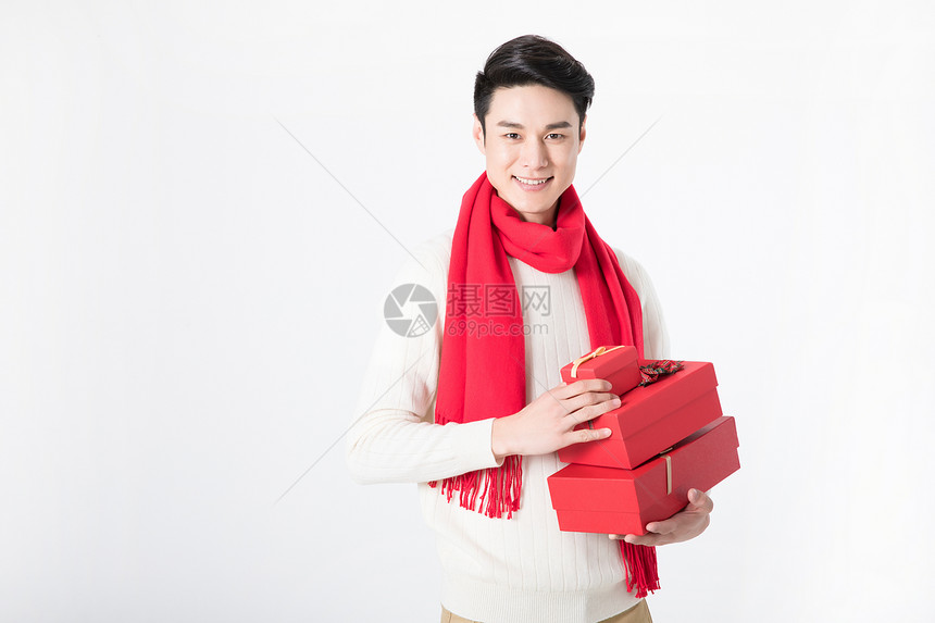 新年男性手拿礼物盒图片